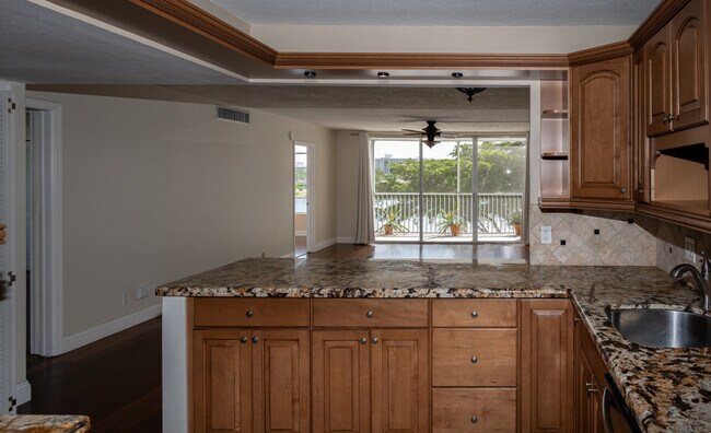 Palm-Aire unit 3, Pompano Beach, FL 33069 - photo 3
