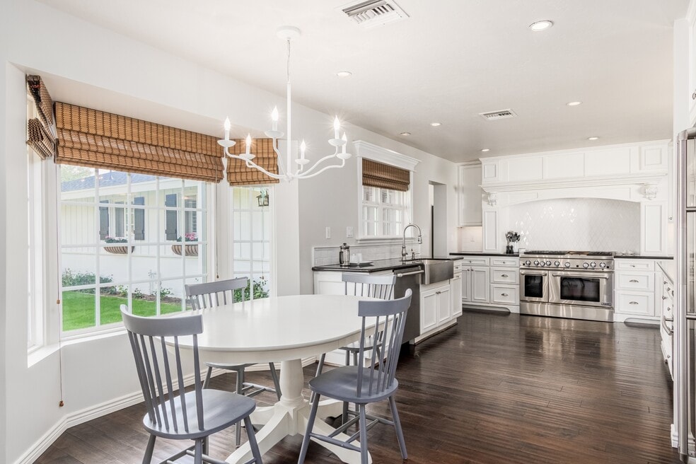 kitchen features eat-in kitchen overlooking front yard with Camelback Mountain views