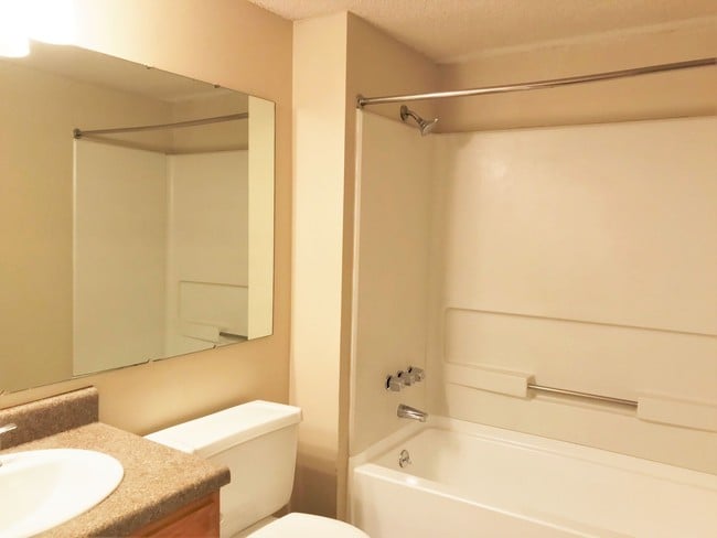 Roanoke Court Apartments, Kansas City, MO 64111 - photo 2