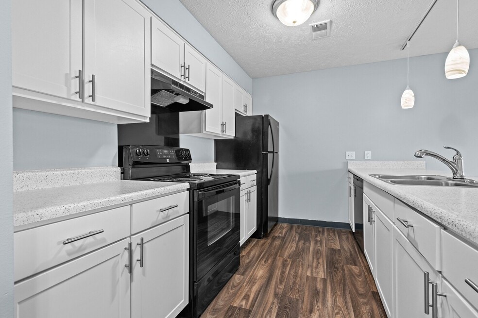 Fairfax Apartments - Lansing, MI, Lansing, MI 48917 - photo 1