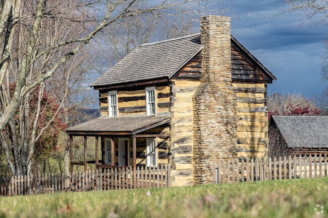 Historical houses are admired by locals and travelers in the neighborhood of Lincoln.