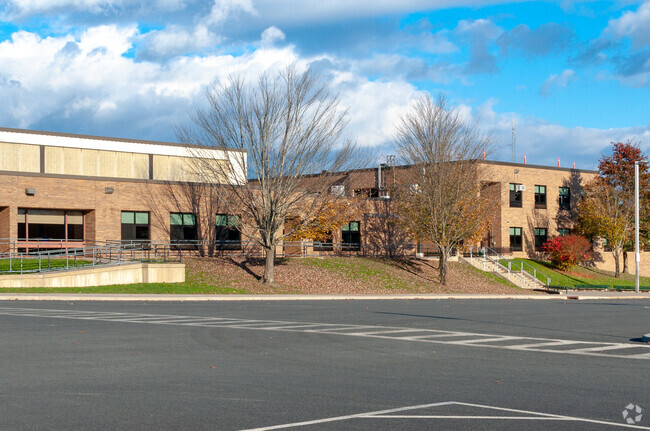 Pakanasink Elementary School provides education in the neighborhood of 
Outlying Orange County.