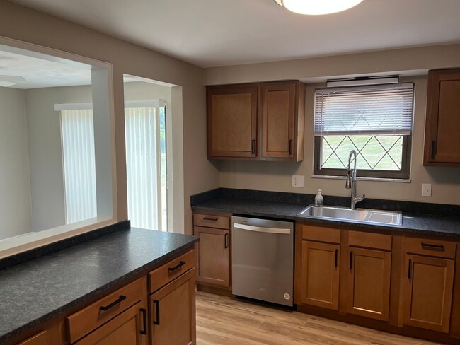 608 Sangree Rd, Pittsburgh, PA 15237 - photo 4