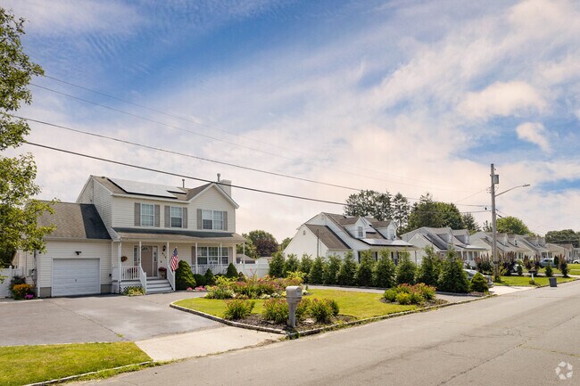 Most of the homes in North Bellport are either Cape Cods or Colonials.