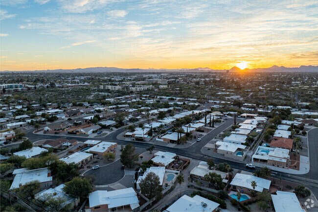 EL GHEKO is a quiet, charming neighborhood with homes built between 1950-1970.