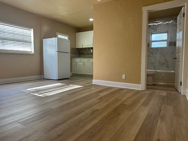 124 S Oleander Ave unit 3, Daytona Beach, FL 32118 - photo 6