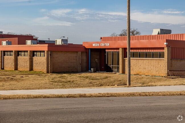 Pratt elementary provides education in the neighborhood of Prattville.