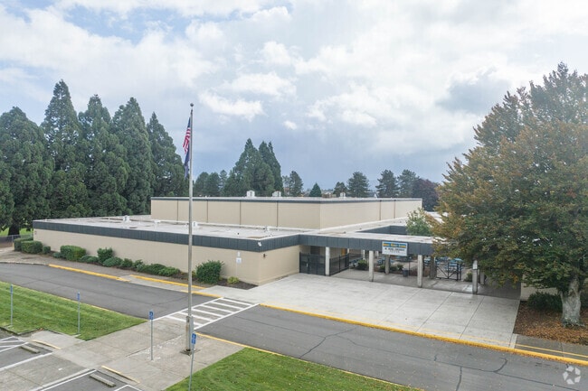 Briggs Middle School has a mainly white and hispanic population.