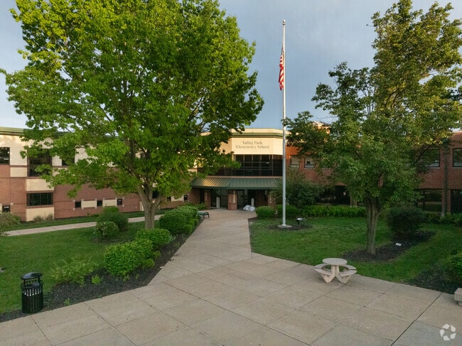 Valley Park Elementary School has an overall B- Niche grade.