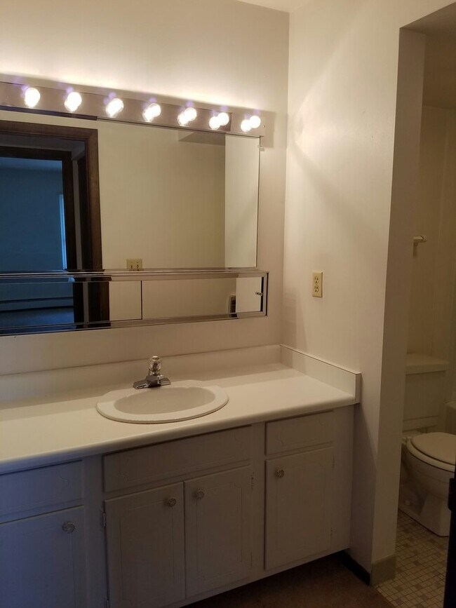 English Meadows Apartment Homes, Greenfield WI, Milwaukee, WI 53220 - photo 2