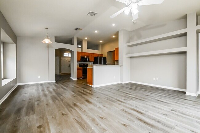 1217 Barclay Wood Dr, Ruskin, FL 33570 - photo 4