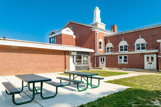 Saint James Elementary is a highly rated public school in Nissequogue.