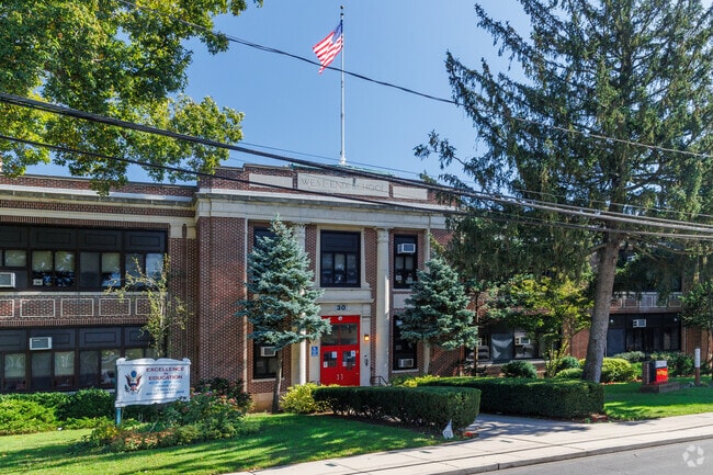 West End School has 405 students in grades 1-5 with a student-teacher ratio of 11 to 1.