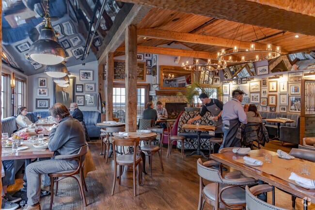 Hudson Malone's is a local restaurant and bar for Coleytown that serves wonderful food.