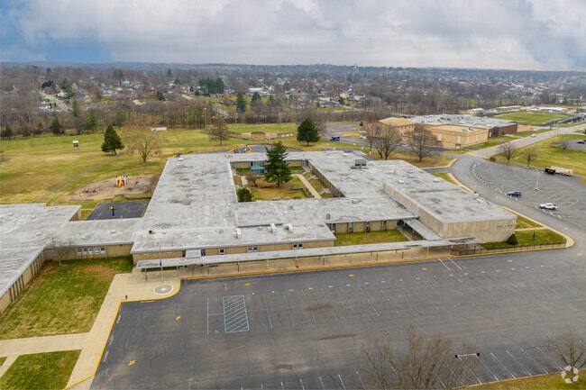 93% of teachers at Bradie M. Shrum Lower Elementary School have 3 or more years experience.