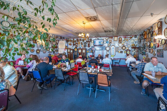 Time to Eat Cafe serves Southern fare with quirky clock decor near Fowl River.