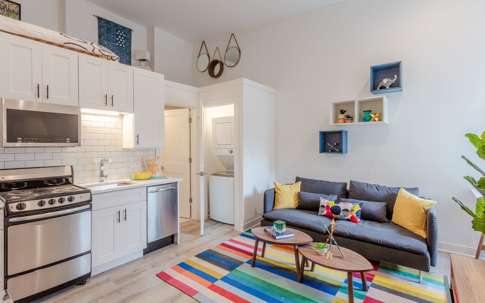 851 W Montrose Avenue