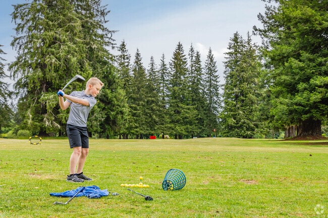 Folks living in Montesano can enjoy a nice round of golf at the Grays Harbor Country Club.