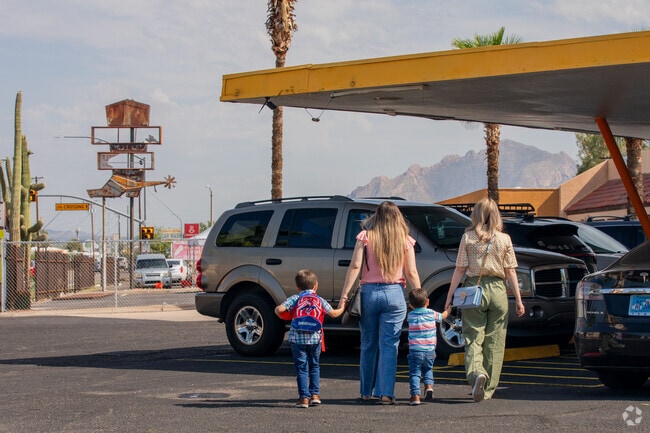 Residents enjoy plenty of restaurant options in Mountain First Avenue.