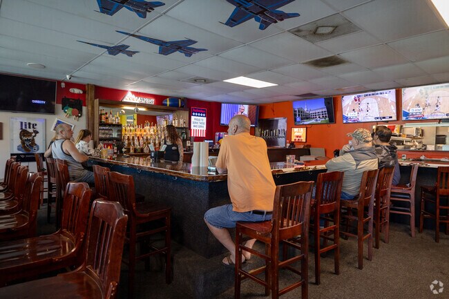 Xtreme Wings has a bar with lots of TVs so you can watch all the latest sports games.