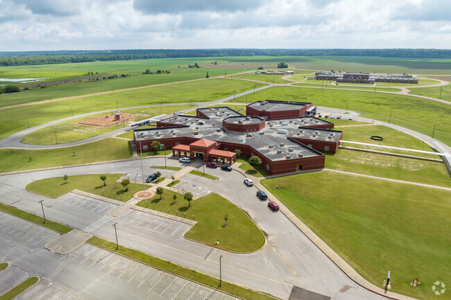 Lake Cormorant Elementary School has ample parking.