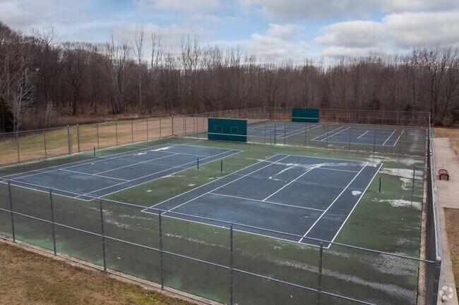 Kraft Meadows Intermediate School, Tennis courts.