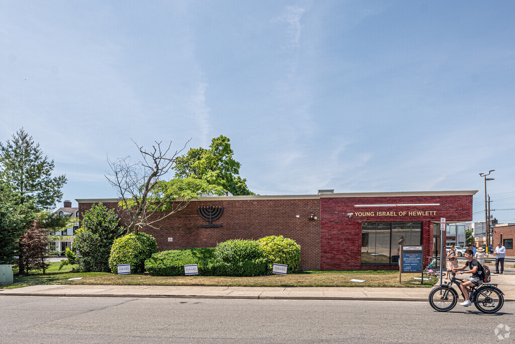 Reenas Bais Yaakov is a single story building in Hewlett.
