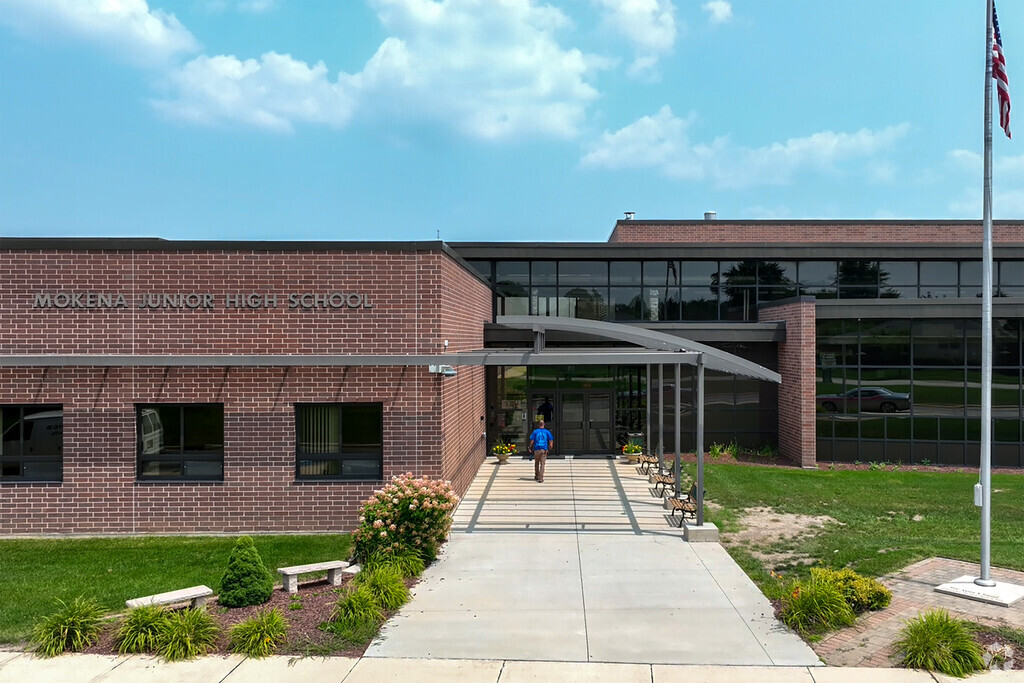 Mokena Junior High School is an above average, public school located in Mokena, IL.