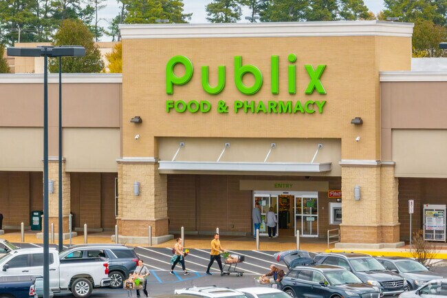 Publix is the closest major grocery store for Creekwood locals to shop at.