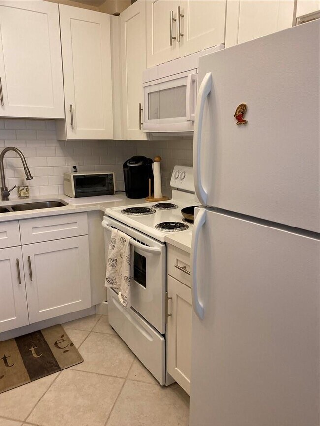 146 Lyndhurst G, Deerfield Beach, FL 33442 - photo 6