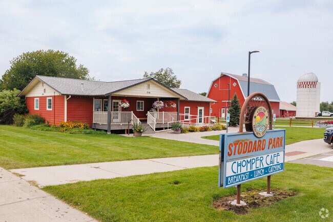 Chomper Café serves breakfast and lunch in a farm-themed restaurant in Atlas-Prairie.