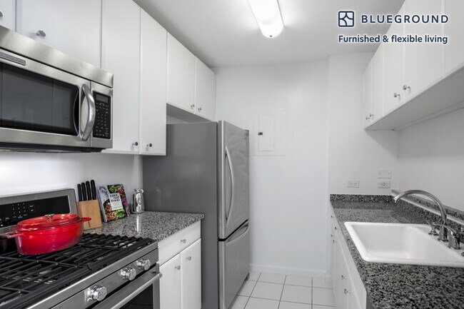 400 Chambers St unit FL28-ID172, New York, NY 10282 - photo 6