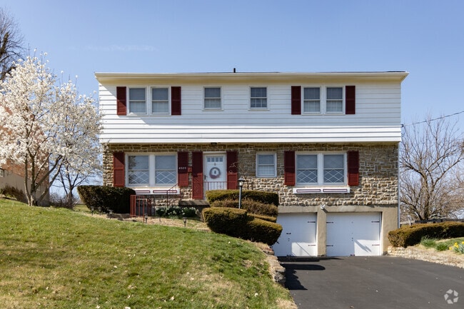 Homes in Paddock Hills have spacious yards.