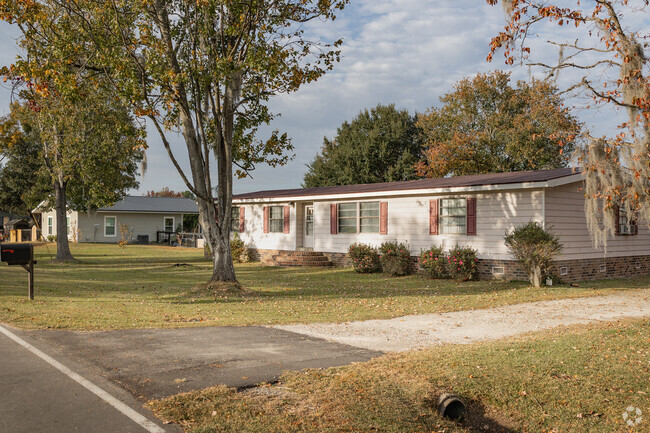 find lovely ranch style homes in Cross.