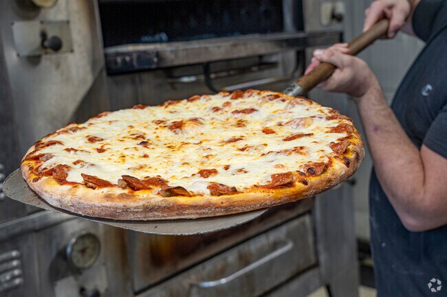 Stop by Lindas Pizza for a tasty fresh slice of homemade pizza while in Southeast Joliet.