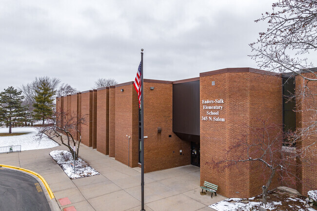 Enders-Salk Elementary School is located in Schaumburg, IL.