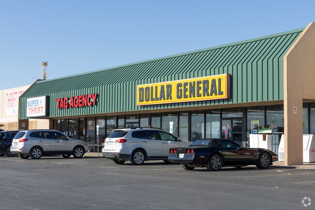 Town West Shopping Center in Oakhurst has convenient shopping and essential businesses.