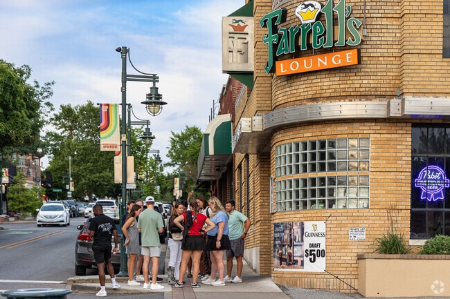 Bridgeport is just a 10 minute drive from Dickson Street's bars, restaurants, and entertainment