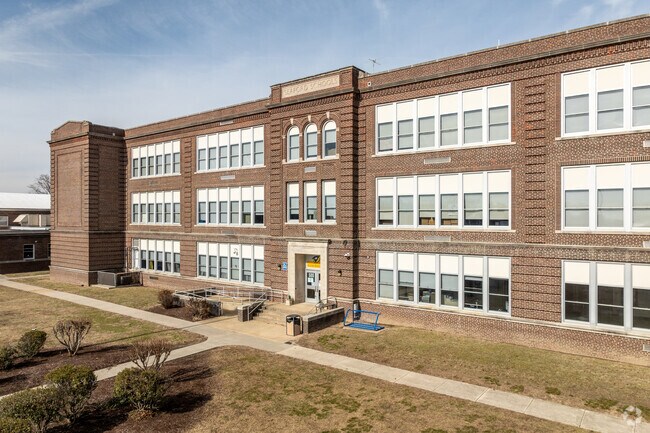 Seaford Middle School has 828 students in grades 6-8 with a student-teacher ratio of 14 to 1.