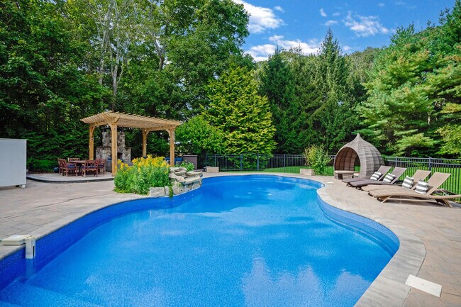 1025 Peconic Bay Blvd unit ID1321343P, Laurel, NY 11948 - photo 6