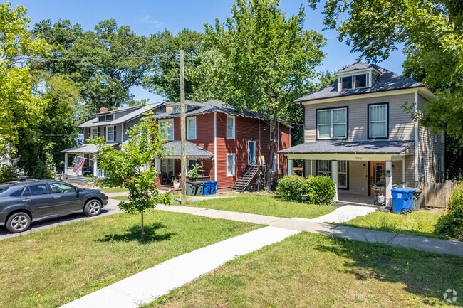 It is not uncommon to see several Craftsman-style homes together when in Old Shandon.