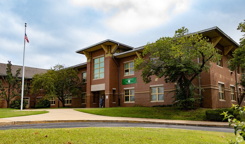 Lexington Elementary School building in Kingsway.