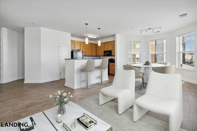 909 Mansion Dr unit 702-207, Frederick, MD 21703 - photo 2