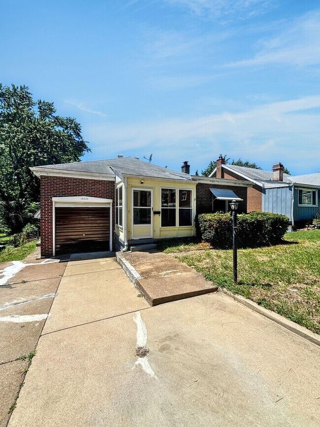 10025 Sheldon Dr, St. Louis, MO 63137