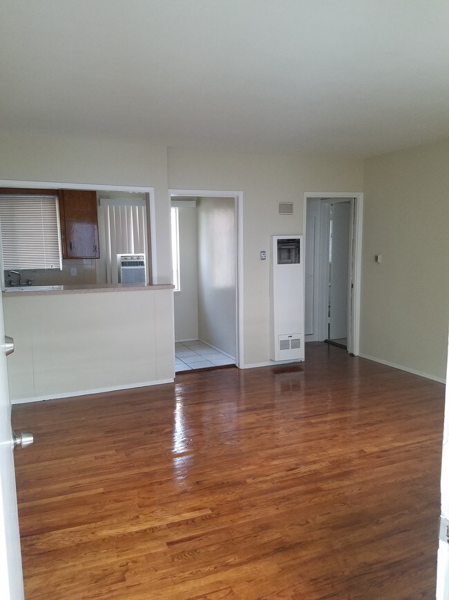 13838 Burbank Blvd unit 421/2, Sherman Oaks, CA 91401 - photo 2