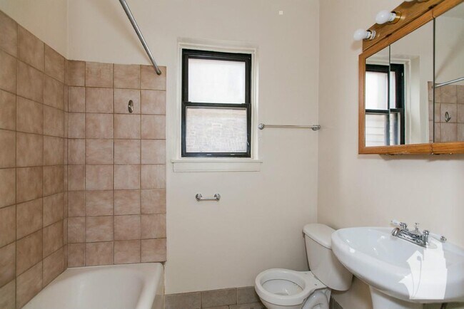 4853 N Damen Ave unit STUDIO, Chicago, IL 60625 - photo 7