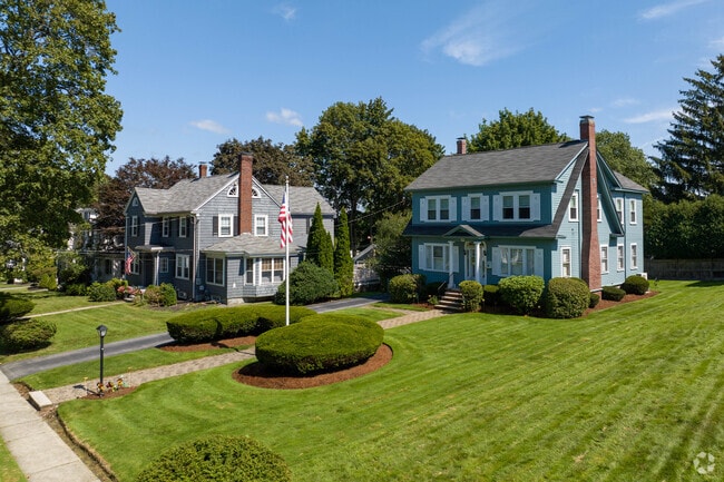 Residents of Belvidere enjoy spacious lawns.