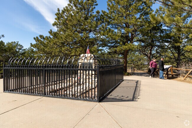 It's just a short walk to Buffalo Bills grave in Lookout Mountain.