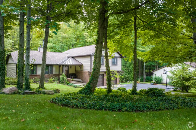 Split-level homes are common in the Kirtland neighborhood.