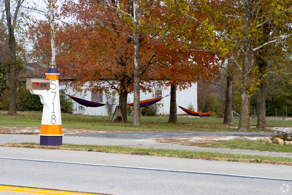 Lighthouse International: an Acton Academy provides private education in 
Lake Saint Louis.